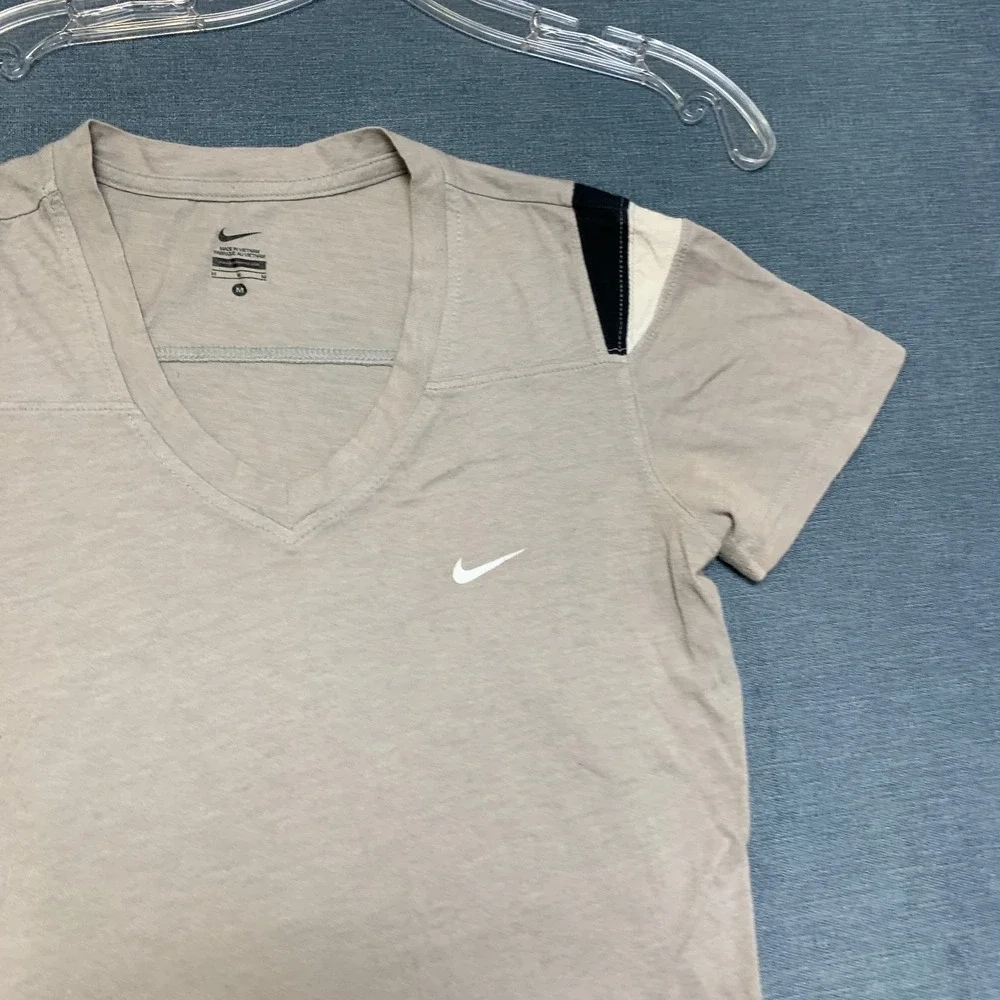 Nike T Shirt Womens Medium Gray V Neck Swoosh Logo Side Slit Performance Running